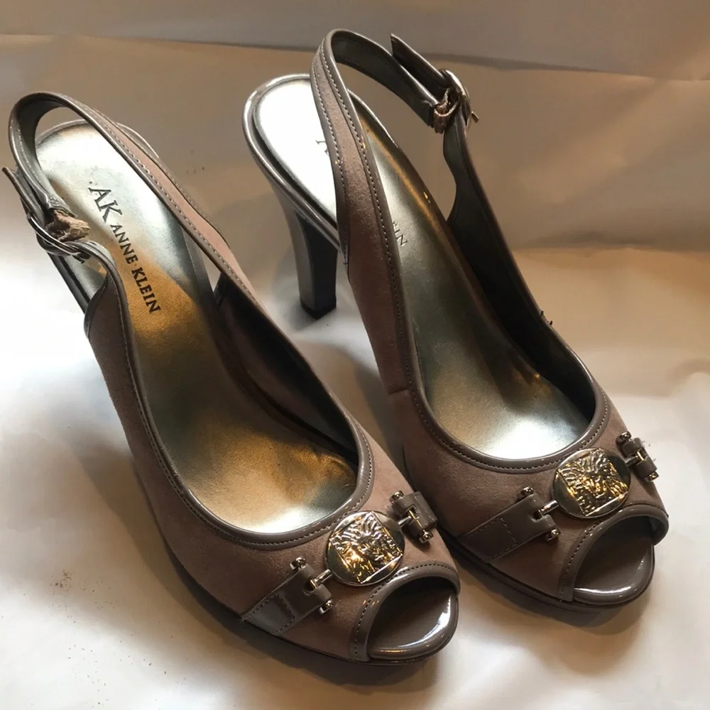 Anne Klein iFlex Taupe Peep-Toe platform Slingback Heels w:/AK sig Lion 8.5 NIB